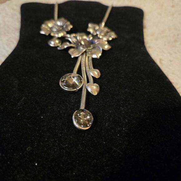 NWOT Flower Rhinestone Statement Necklace Silver - Picture 3 of 7